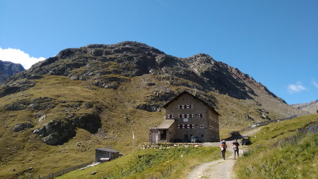 Reserving huts to your crossing of the Alps - that is the way it works